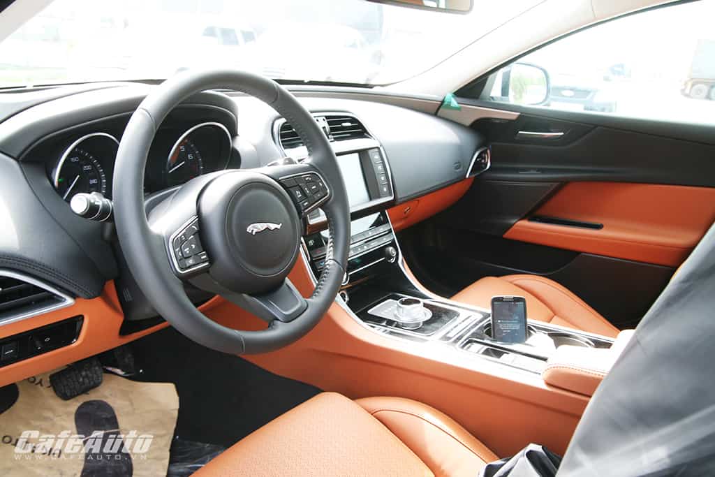 The first 2015 Jaguar Car couple to dock in Vietnam prestigious Garage Thanh Phong Auto HCM 2023