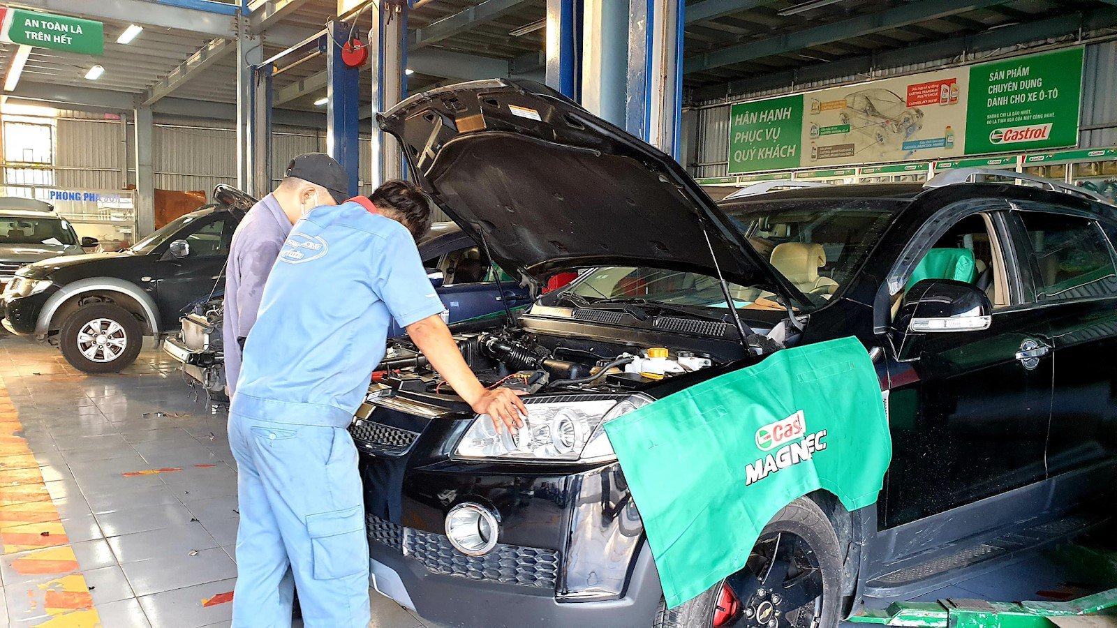 Thanh Phong Technician is Checking Car Repair