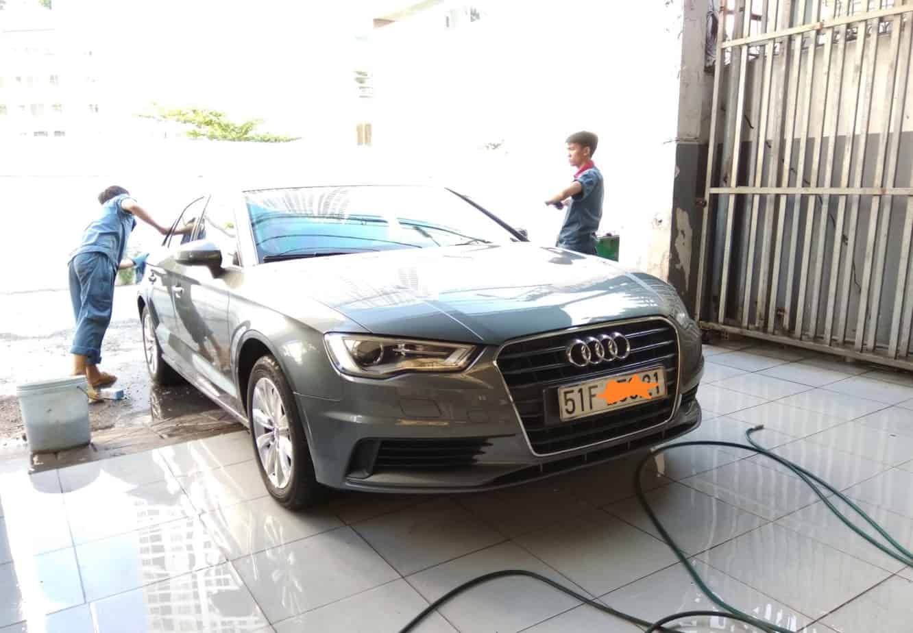 Rửa xe ngay sau khi ô tô bị dầm mưa