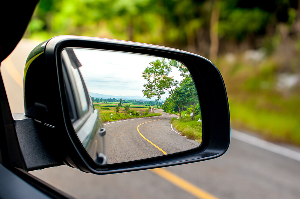 How to use the car rearview mirror properly