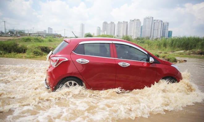 Sau khi xe di chuyển ở vùng ngập nước vào mùa mưa bão, bạn nên rửa xe và kiểm tra các bộ phận bên trong xe
