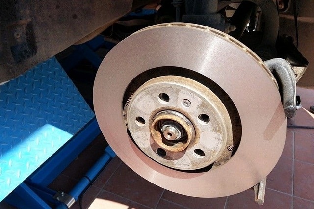 Check Car Brakes When Taking The Car For Maintenance