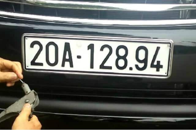 To make the car license plate more sturdy, a piece of stainless steel is needed in the middle
