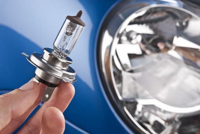 Bóng đèn pha có tuổi thọ 500 – 2.000 giờ lái xe