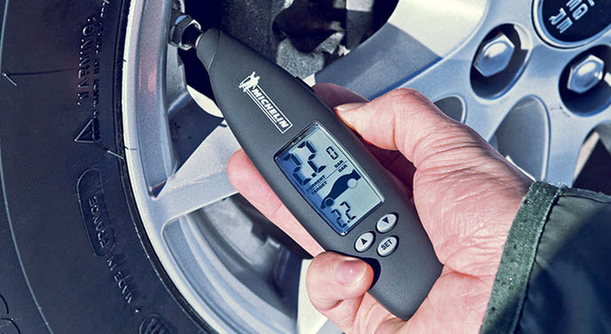 Dụng cụ đo áp suất lốp ô tô