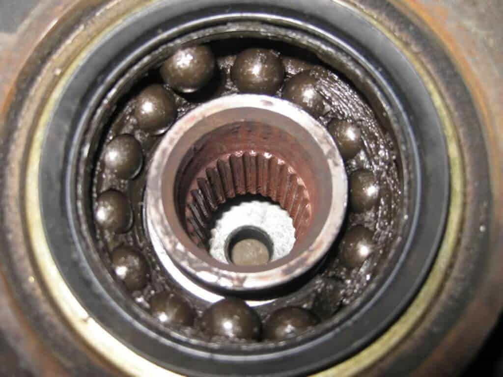 Causes of damaged car wheel bearings