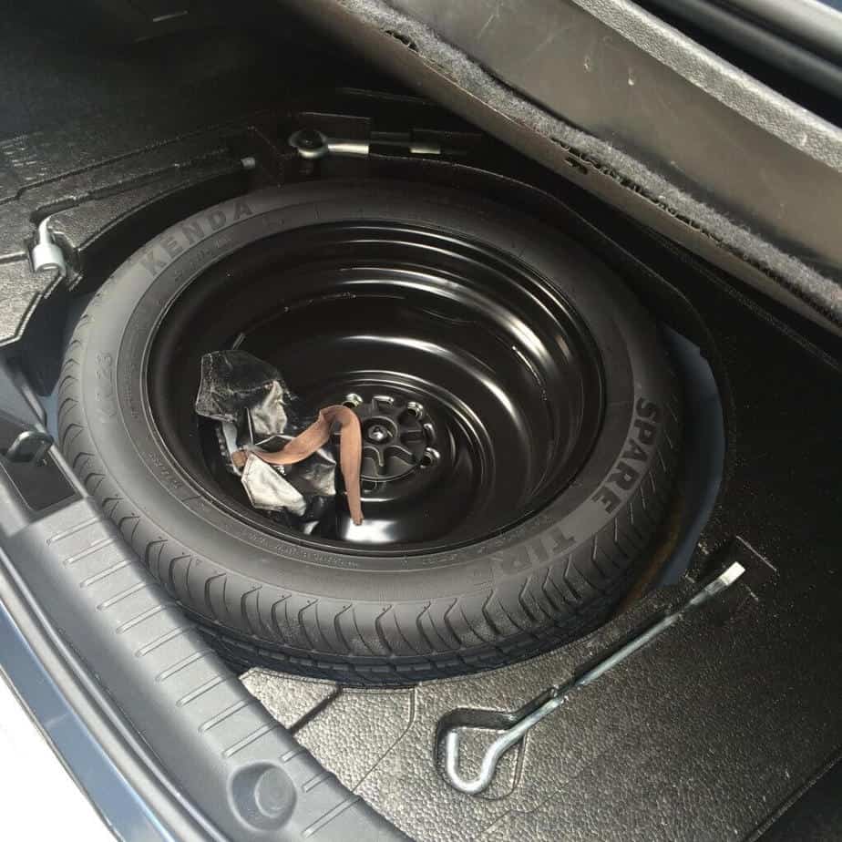 Instructions on how to change the spare tire when having problems to ensure Garage Thanh Phong Auto HCM 2022