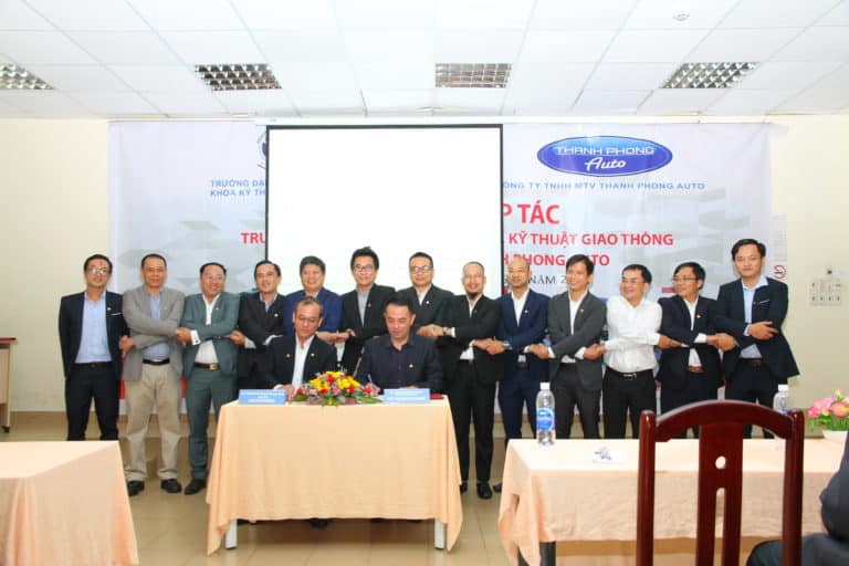 The signing ceremony of cooperation between University of Science and Technology - VNU HCM - Faculty of Traffic Engineering and Thanh Phong Auto ensures Garage Thanh Phong Auto HCM 2022