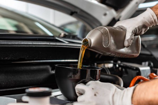 Causes and solutions when the oil indicator light on the car is still on after changing