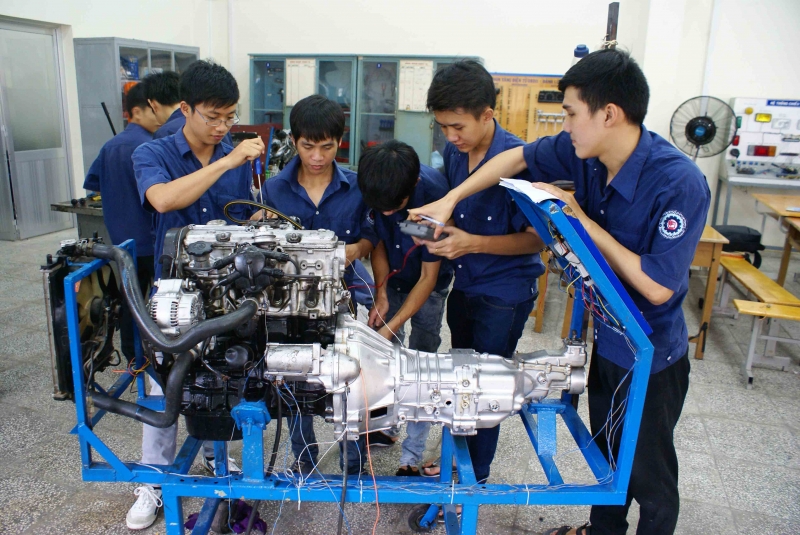 Apprenticeship in making car tires professionally in HCM