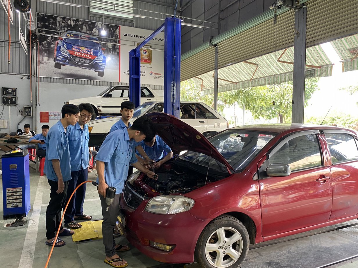 Professional car repair training center in Binh Duong