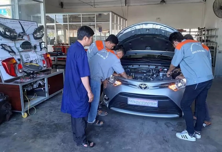Auto Repair Vocational Course at Vinh Long Vocational College