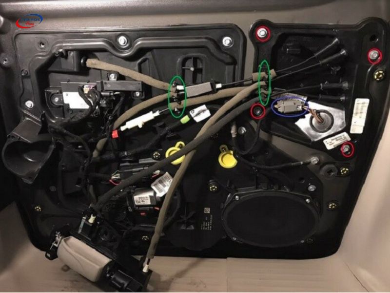 - Lưu Ý Gì Khi Sửa Chữa, Bảo Dưỡng Khóa Cửa Xe Ô Tô?