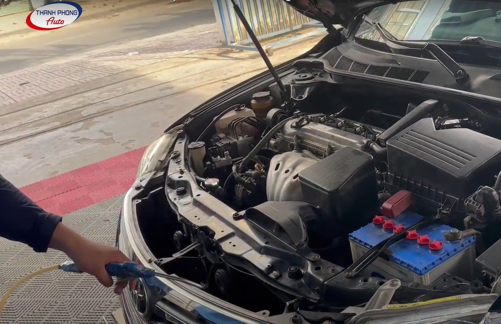 Remove debris in the engine compartment with air intake