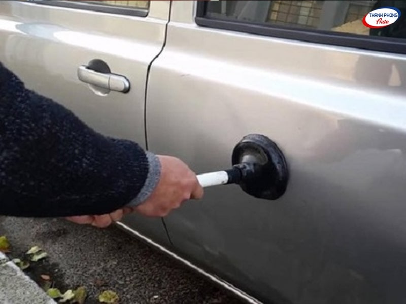 Xử lý vết móp ô tô bằng gậy thông bồn cầu - 8 Cách Tự Sửa Vết Lõm, Móp Trên Ô Tô Tại Nhà Hiệu Quả Xử lý vết móp ô tô bằng gậy thông bồn cầu