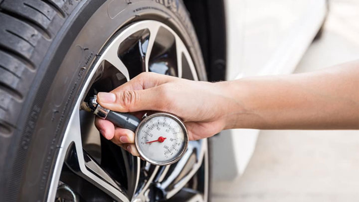 Thường xuyên kiểm tra tình trạng lốp và áp suất lốp để đảm bảo an toàn
