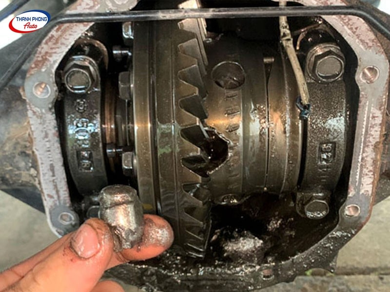 Hư hỏng từ bộ vi sai trên ô tô - Xe Ô Tô Bị Hú Khi Tăng Tốc: Nguyên Nhân & Cách Khắc Phục Hư hỏng từ bộ vi sai trên ô tô
