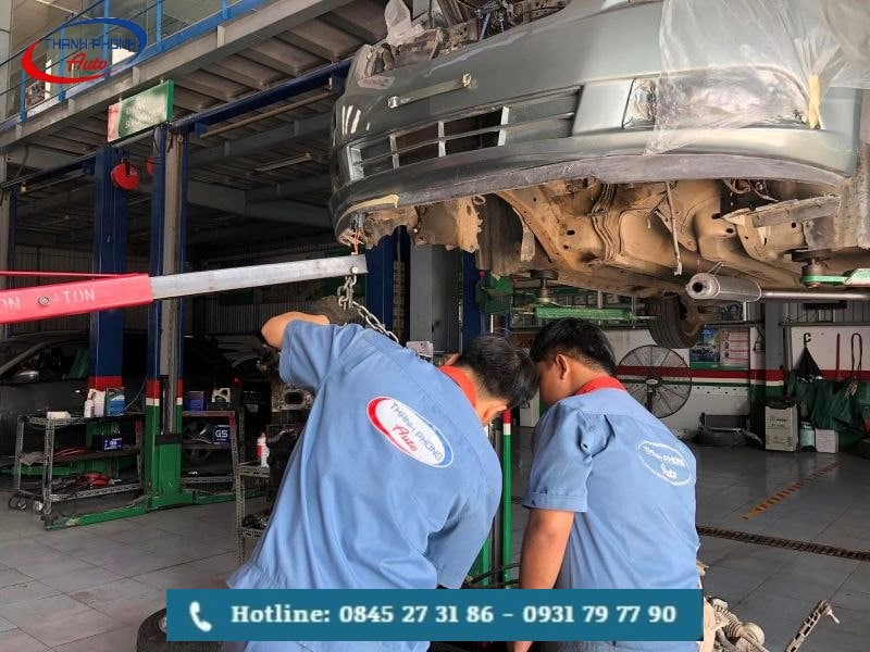 Học viên thực hành tại garage Thanh Phong Auto