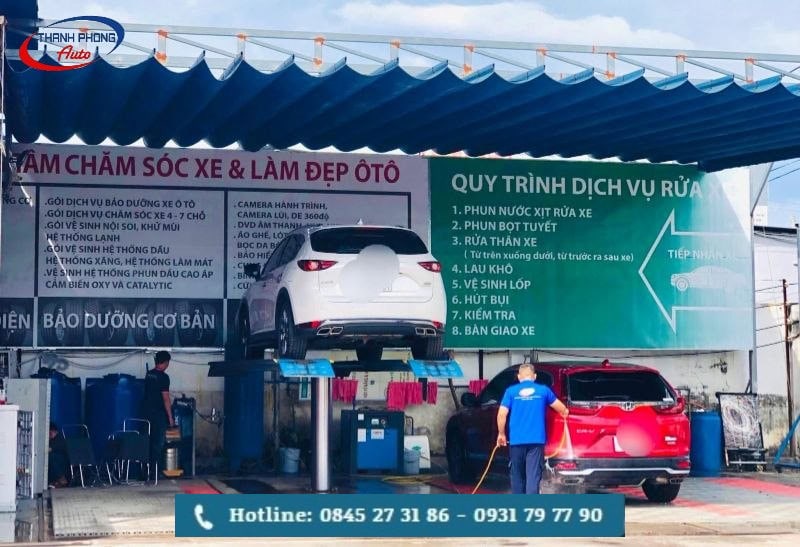 Học viên thực hành chăm sóc ô tô tại garage Thanh Phong Auto
