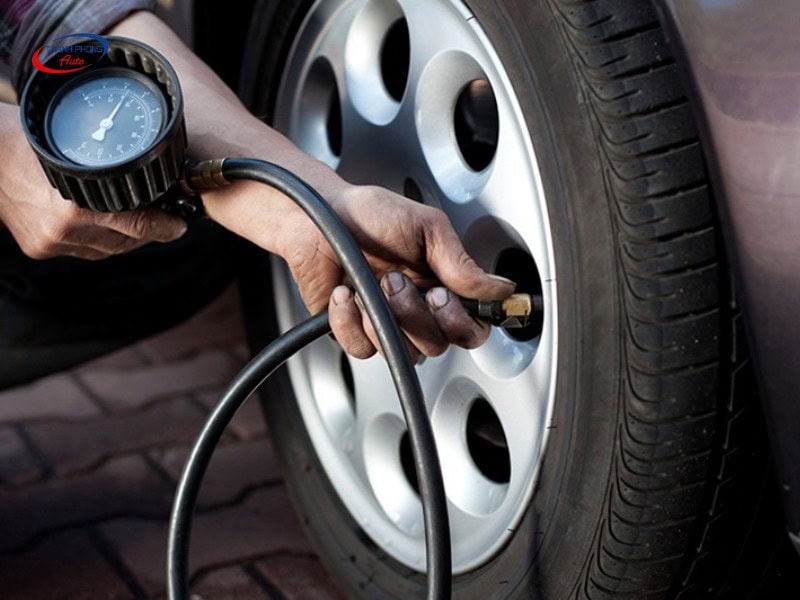 Kiểm tra lốp xe