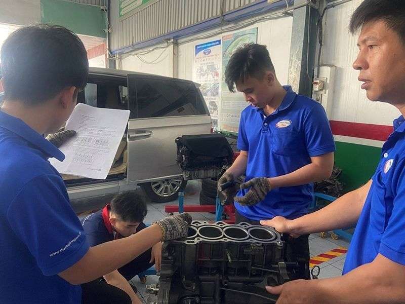 Lớp học thực hành nghề oto tại Thanh Phong Auto