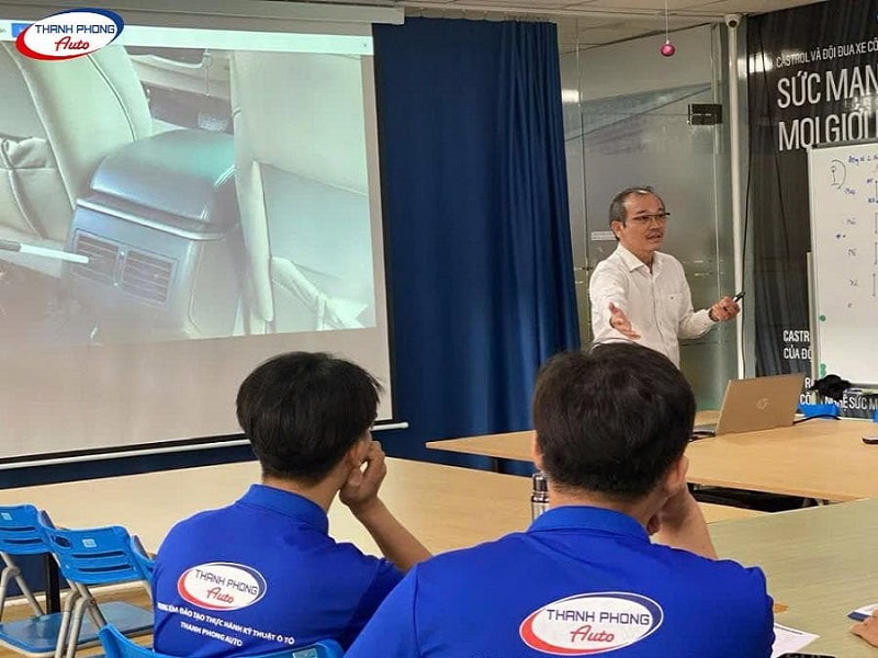 Khóa Học Cố Vấn Dịch Vụ: Bệ Phóng Vững Chắc Cho Người Trẻ & Chủ Garage