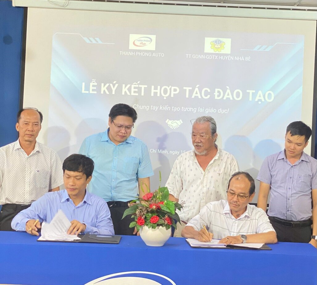 Ông Cao Văn Phong (bên phải) – Tổng Giám đốc Công ty TNHH MTV Thanh Phong Auto & 
Ông Lê Hữu Tân (bên trái) - Giám đốc Trung tâm GDNN – GDTX Huyện Nhà bè trong buổi ký kết