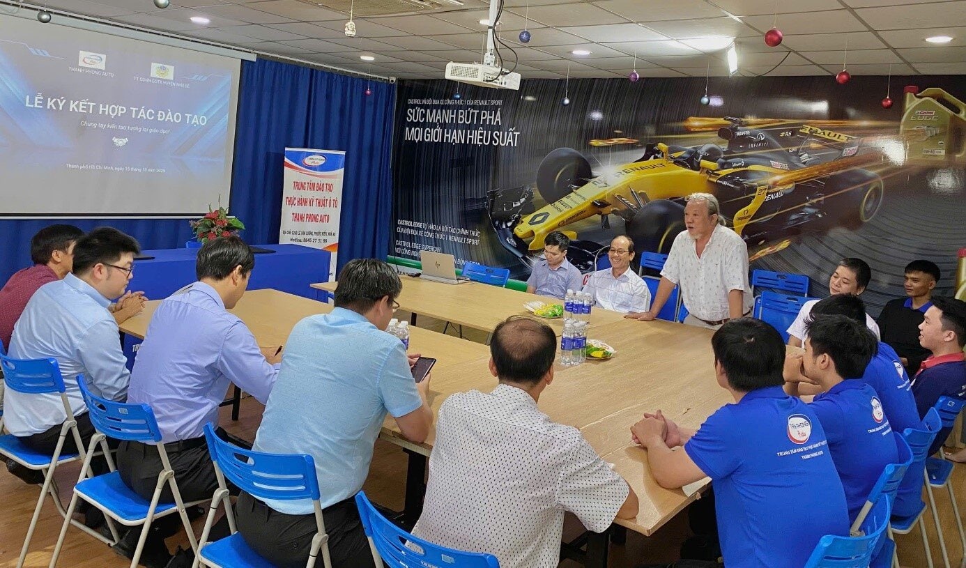 Các thành viên, khách mời tham dự trong buổi lễ