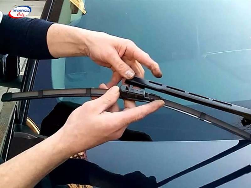 Check tình trạng kính & gạt mưa
