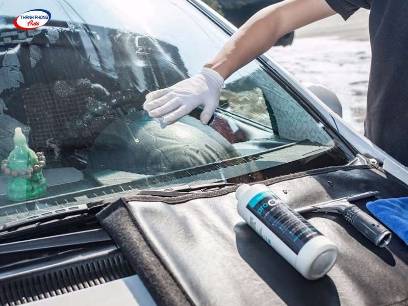 Làm sạch & xử lý bề mặt kính kỹ lưỡng